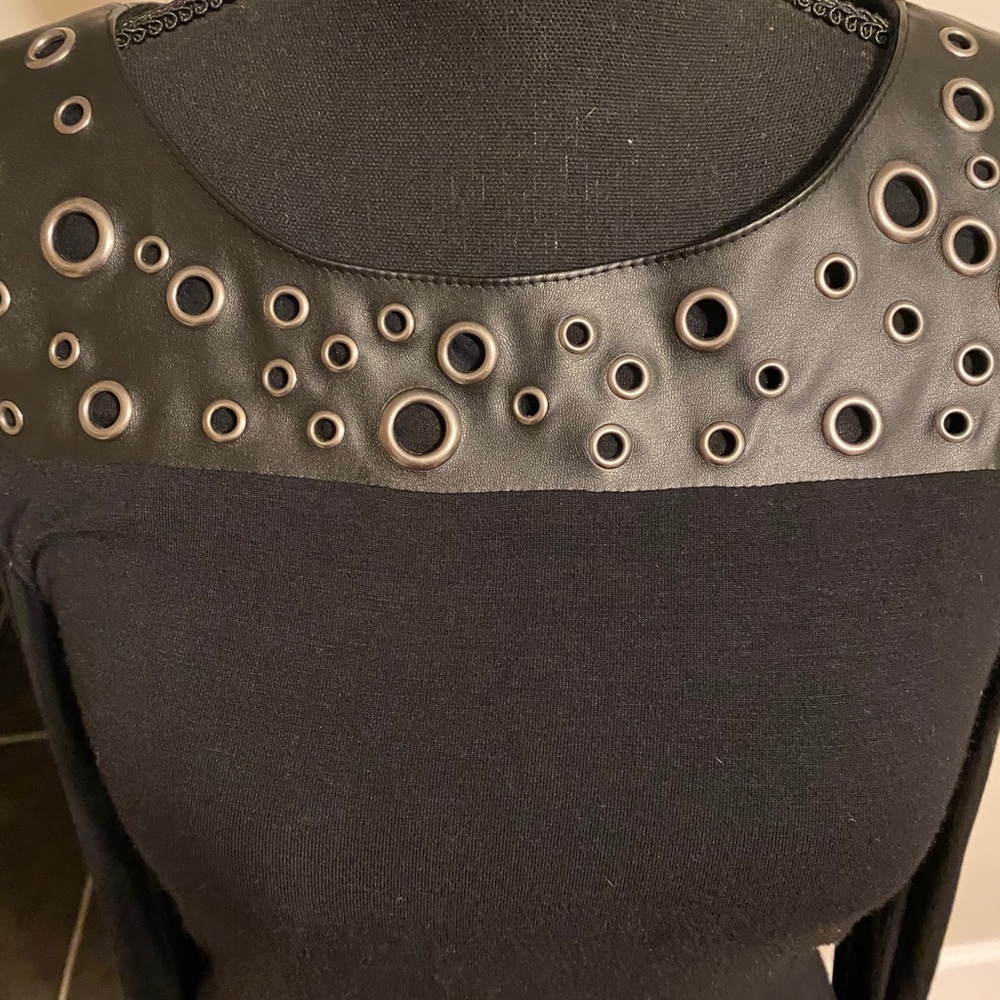 Venus black open shoulder top - Picture 5 of 11